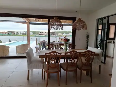 Casa 5 ambientes con 3 baños