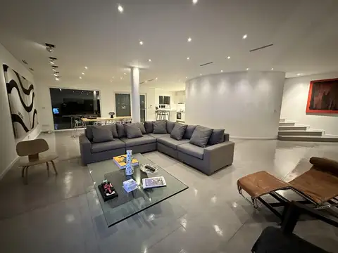 Casa estilo Le Corbusier y sustentable en Barrio Costas, Puertos