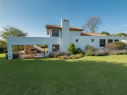 Casa de categoría + departamento en venta sobre RP. 228 – Santa Mónica – Financiación – CALAMUCHITA
