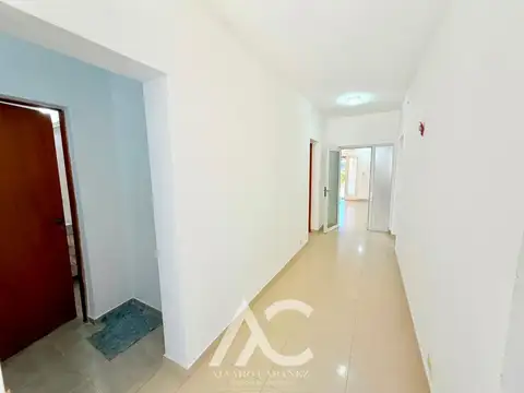 CASA EN VENTA A 2 CUADRAS DEL CENTRO Y AMPLIA CON NATURAL