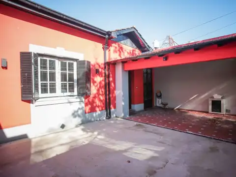 CASA 4 AMB LOTE PROPIO DE 8,66 X 32,50 CON FONDO LIBRE. MUCHA LUZ EN TODOS LOS AMB.