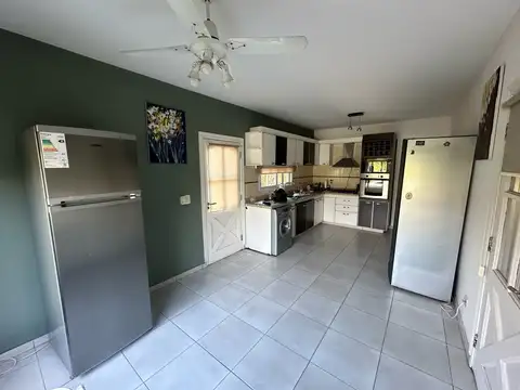 Casa 6 ambientes con 2 baños