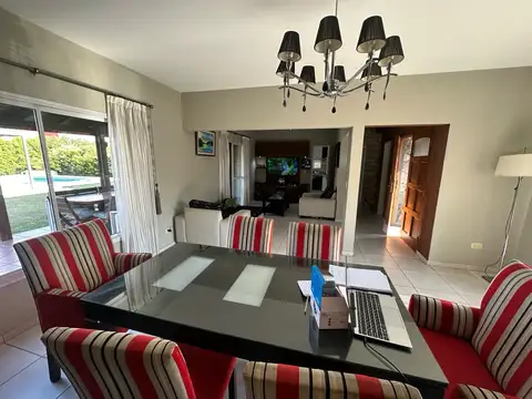 Casa en venta, 6 ambientes barrio La comarca