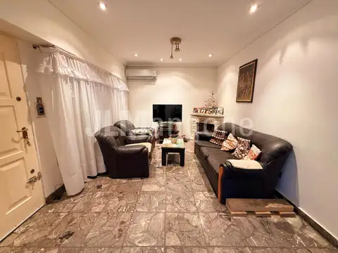 Casa 4 ambientes con cocheras, patio y terraza con quincho