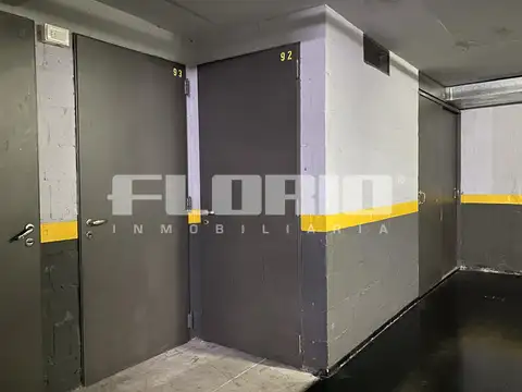 Excelente cochera cubierta y baulera en Florida