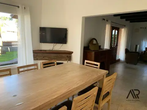 Casa en Alquiler con 2 cocheras