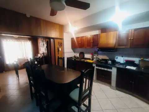 OPORTUNIDAD UNICA! CASA 2 PISOS + 2 DEPARTAMENTOS