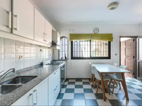 Venta de PH en Villa Ortuzar 4 ambientes con patio y cochera cubierta