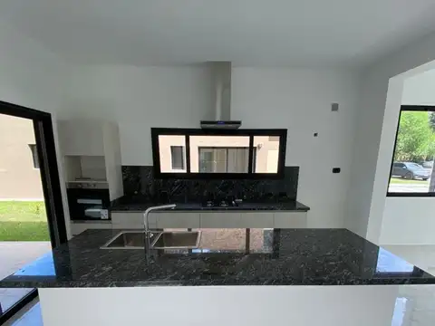 Casa 4 ambientes con 4 baños