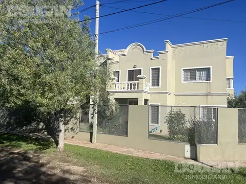 Casa 8 ambientes con 2 baños