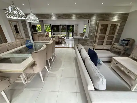 Casa en Venta con 2 cocheras