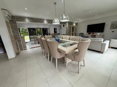 Casa en Venta con 2 cocheras