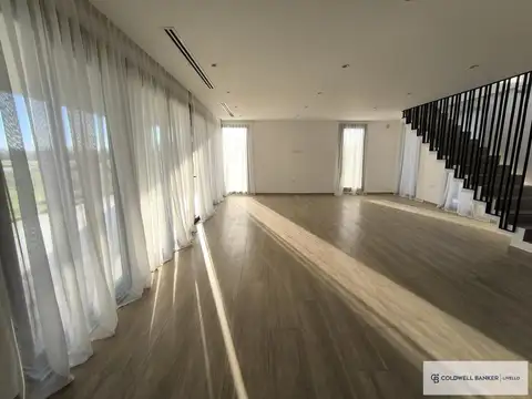 Casa 5 ambientes con 4 baños