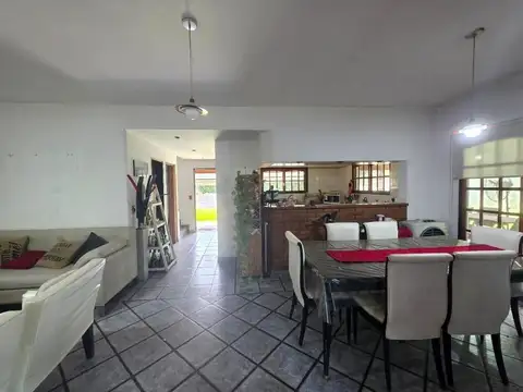 Casa en Venta con 3 cocheras