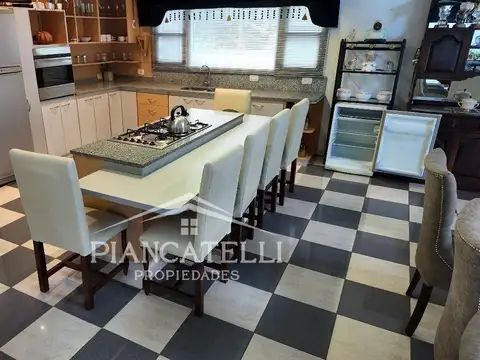 Casa 6 ambientes con 5 baños