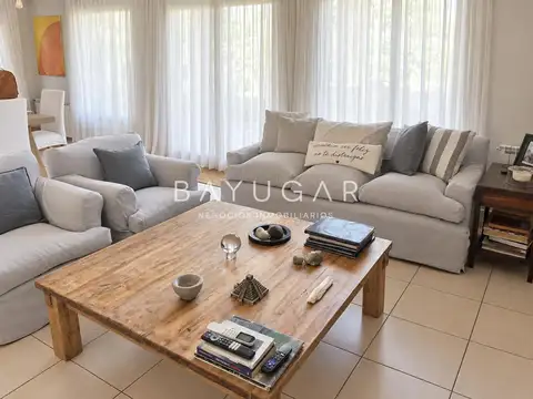Casa en Venta con 3 cocheras