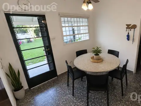 Venta casa 4 ambientes con cochera, parque y piscina en Florida