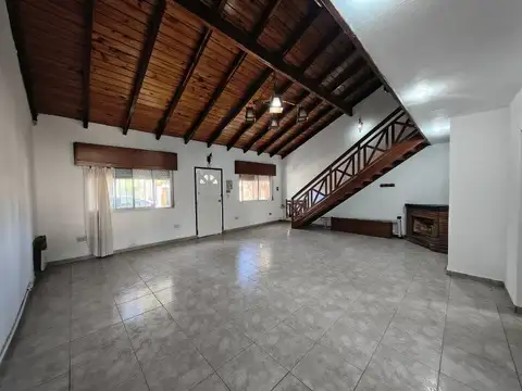 Casa de Tres Dormitorios y Cochera