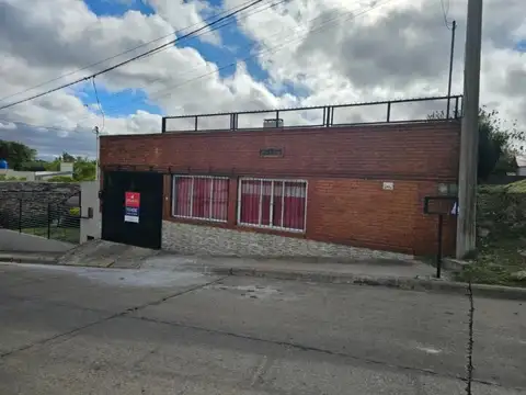 VENTA | Casa de 2 dormitorios con pileta y amplio terreno - Lonne 901