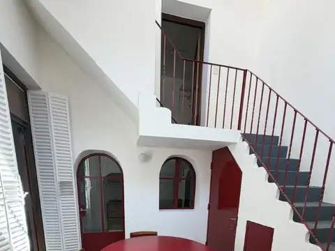 Se vende casa de pasillo reciclada a nueva de 2 dormitorios