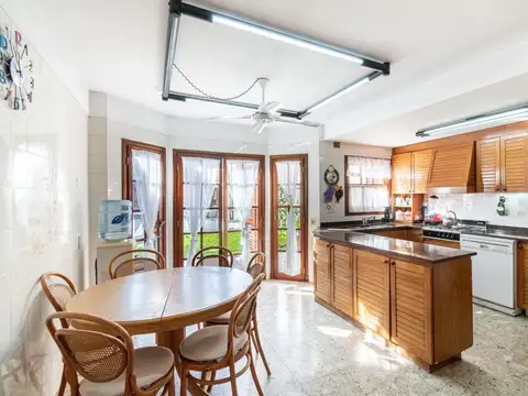 Venta| Casa 6 ambientes con cochera, jardín y pileta |Coghlan