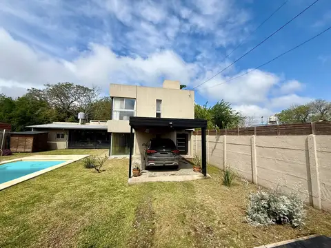 VENTA - CASA 2 DORMITORIOS Y PILETA - ROLDAN