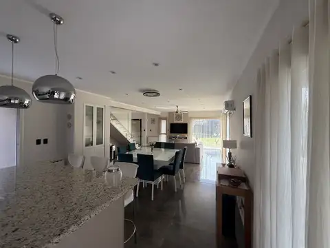 Casa en Venta con 2 cocheras