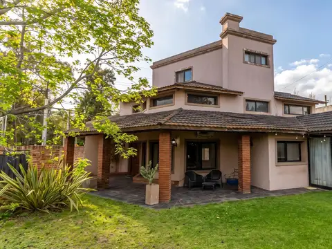 casa de 5 ambientes en venta en lujan con patio y cochera