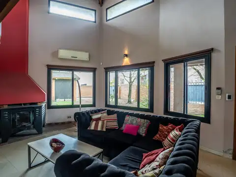 Casa en Venta con 2 cocheras
