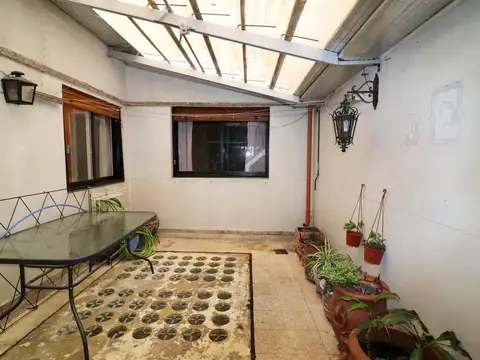 Venta piso completo 4 dorm. 2 patios y balcón, a 2 cuadras de Parque Centenario,  ESCUCHA OFERTA 