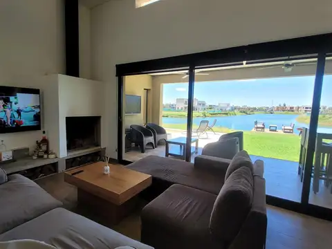 Casa 6 ambientes con 3 baños