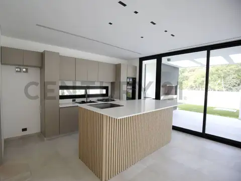 Casa en Venta con 5 cocheras