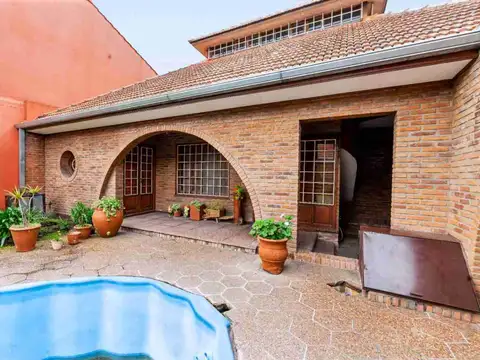 VENTA CASA 4 AMB COCHERA PATIO PILETA QUILMES