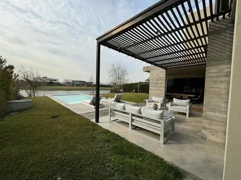 Casa 5 ambientes con 4 baños