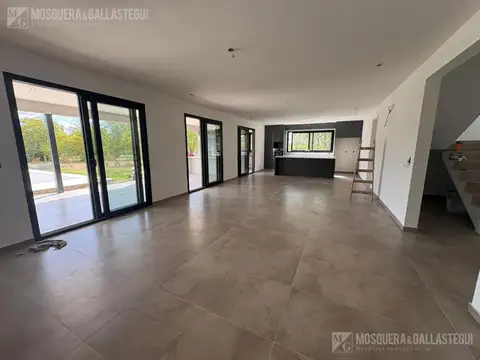 Casa 7 ambientes con 6 baños