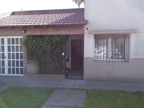 Casa en venta - 3 Dormitorios 3 Baños - 360Mts2 - Los Hornos, La Plata
