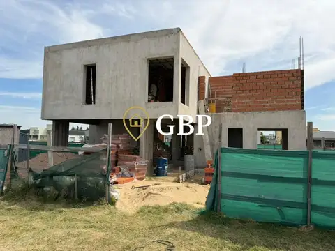 Casa 5 ambientes con 4 baños