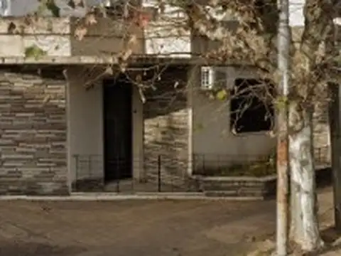 Casa en alquiler en Ramos Mejia ; 3 ambientes con entrada de coche. Sobre la avenida