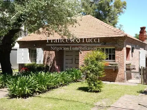 Casa en venta 4 ambientes Barrio Cardenal Del Monte