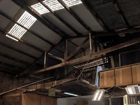 DEPÓSITO / GALPÓN EN ALQUILER – APROX. 100 m² ESTANISLAO ZEBALLOS 721 – AVELLANEDA