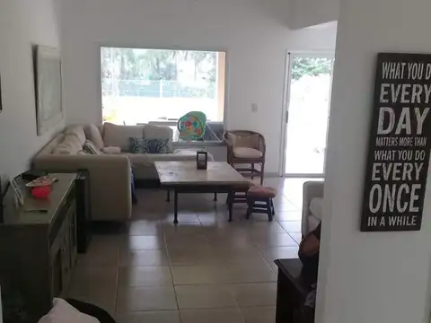 Casa 4 ambientes con 2 baños