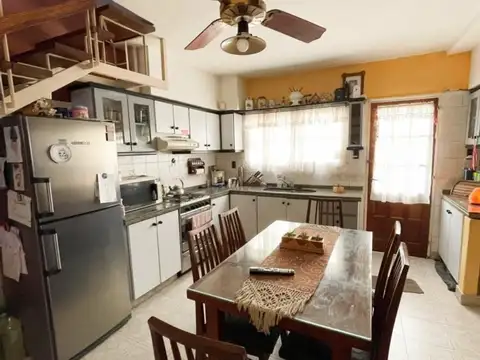 Casa de 2 plantas en esquina -RETASADA-