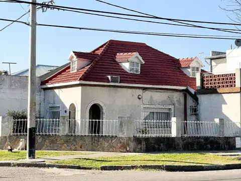 Casa de 2 plantas en esquina -RETASADA-