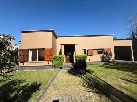 CASA EN VENTA DE 4 AMBIENTES EN NAVARRO LA OLIVIA