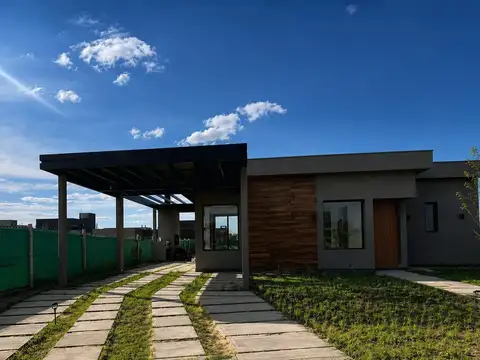 VENTA CASA DE CATEGORÍA EN ALMA GARDENIA - LUJÁN