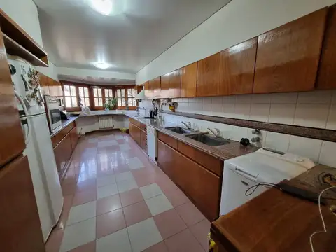 Casa 6 ambientes con 4 baños