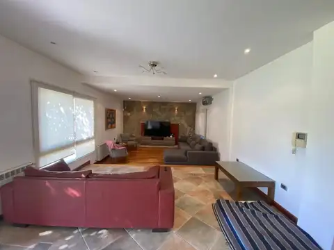 Casa 7 ambientes con 4 baños