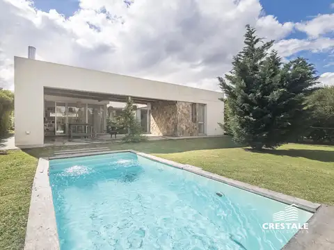 Venta / Permuta - Casa 3 dormitorios con jardín y pileta - San Sebastián, Funes.