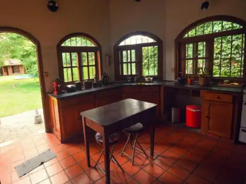 Casa 4 ambientes con 2 baños