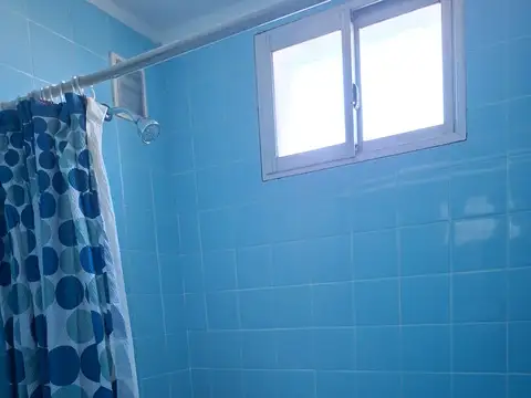 Dos ambientes. Muy luminoso. Lavadero independiente. Servicios individuales, splitt. Apto profesional